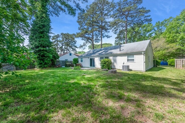 Building Photo - Move in Ready! Brick ranch home has 3 bedr...