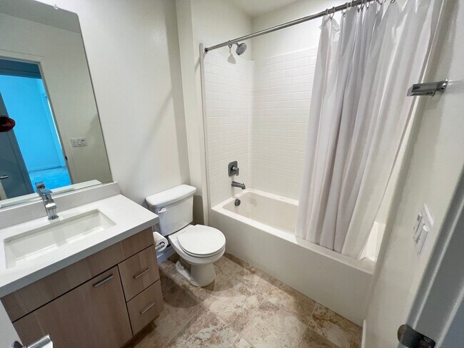 Building Photo - Perfect 2 Bed 2.5 Bath Orange Condo!