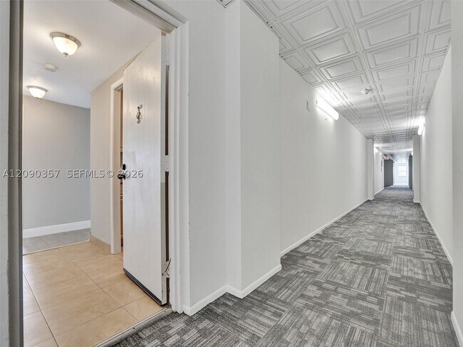 Building Photo - 400 N Riverside Dr