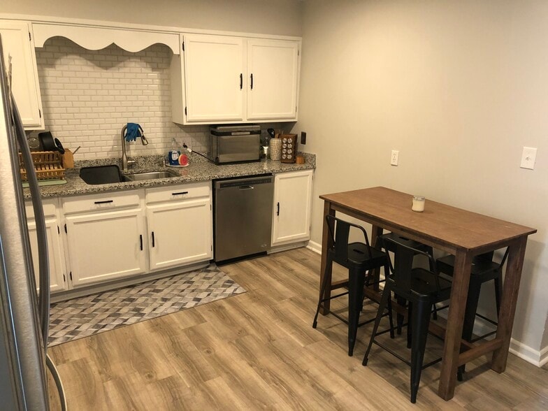 spacious eat-in kitchen - 4346 Cresson St