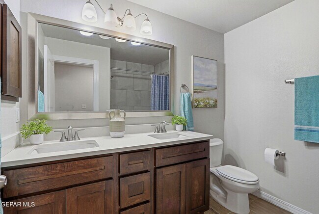 Building Photo - 7509 Enchanted Pk Dr