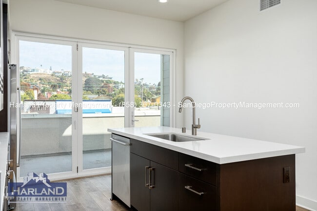 Building Photo - 5702 La Jolla Blvd