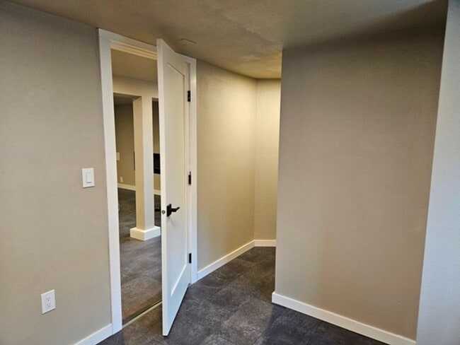 Building Photo - 4Bd/2Ba Two Story Home - For Viewing!