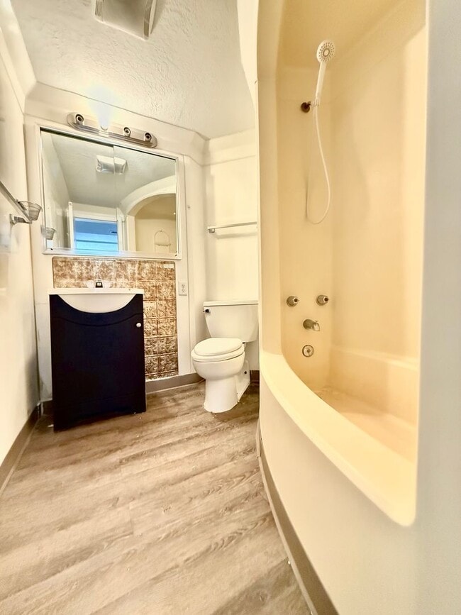 Building Photo - 2800 Vail Ave SE