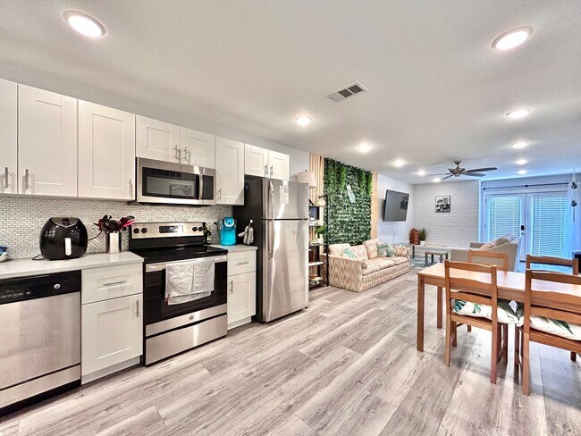 Building Photo - Modern & Cozy 2BR/2BA Home with Stylish Fi...