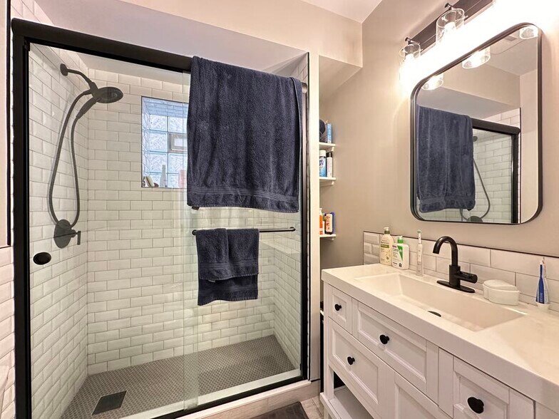 Building Photo - 1424 N Bosworth Ave