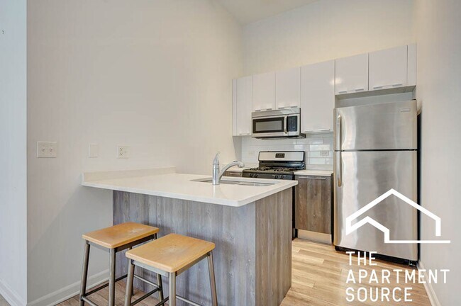 Building Photo - Humboldt Park 2 Bed/2.5 Bath Duplex w/ In Unit Laundry
