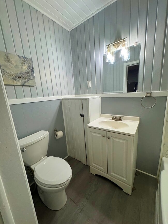 Building Photo - 318 W Hurlbut Ave