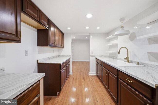 Building Photo - 10 Raleigh Pl