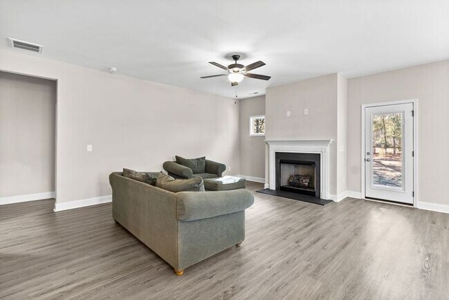 Building Photo - 3 Bedroom, 2.5 Bath Home with Bonus Room