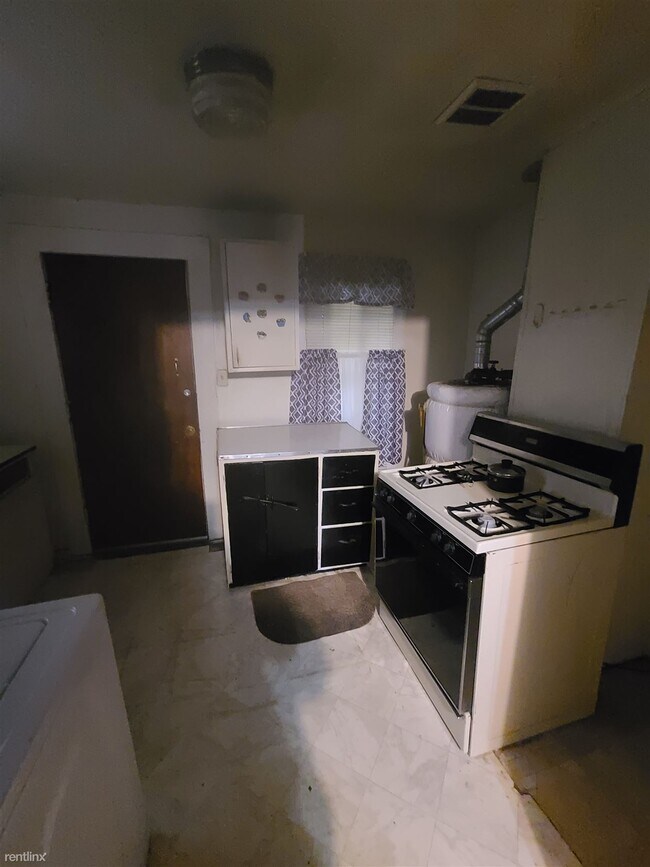 Building Photo - 2 br, 1 bath House - 651 Hall Street