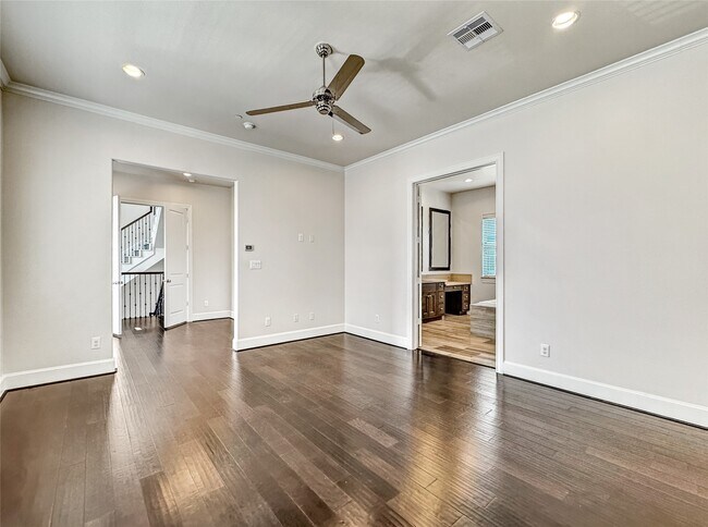 Building Photo - 2003 Covent Garden Station