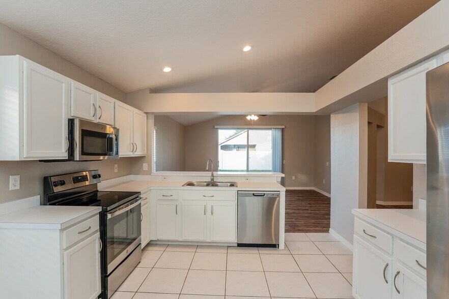 Building Photo - 1010 Cristelle Jean Dr