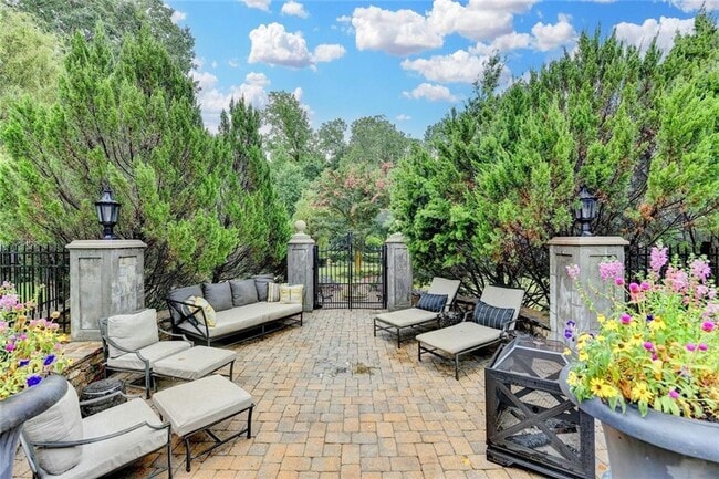 Building Photo - 2611 Briers N Dr