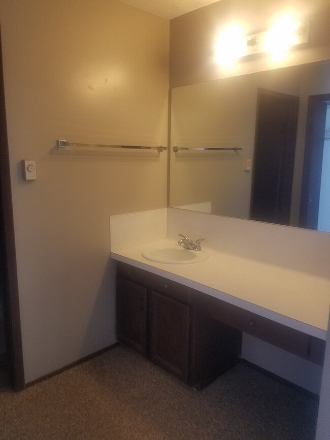 Building Photo - 2 bedroom 1 bath condo in Park Place.