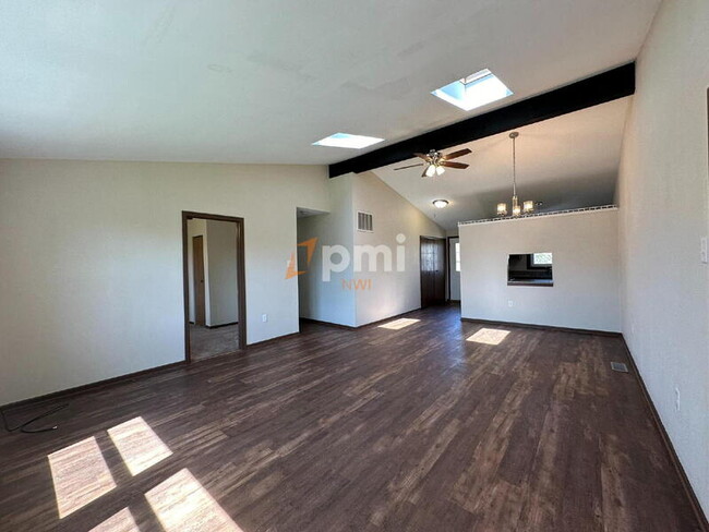 Building Photo - 404 Saginaw Dr