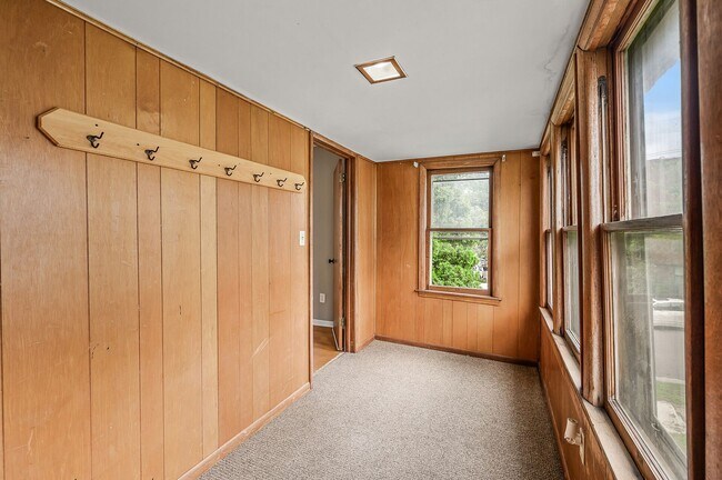 Building Photo - Cute 2BR 1 Bath Apartment Available 8/15