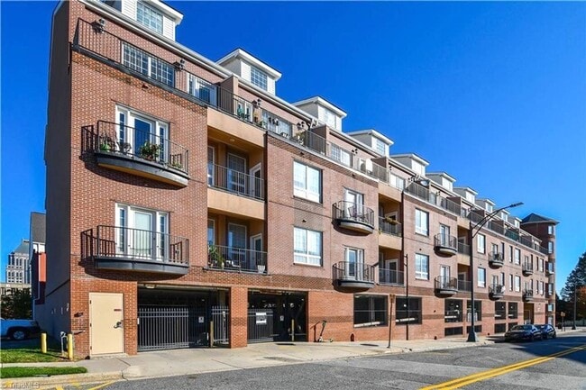 Building Photo - Downtown City Living Spacious 1 bedroom 1 bathroom in the heart of Greensboro