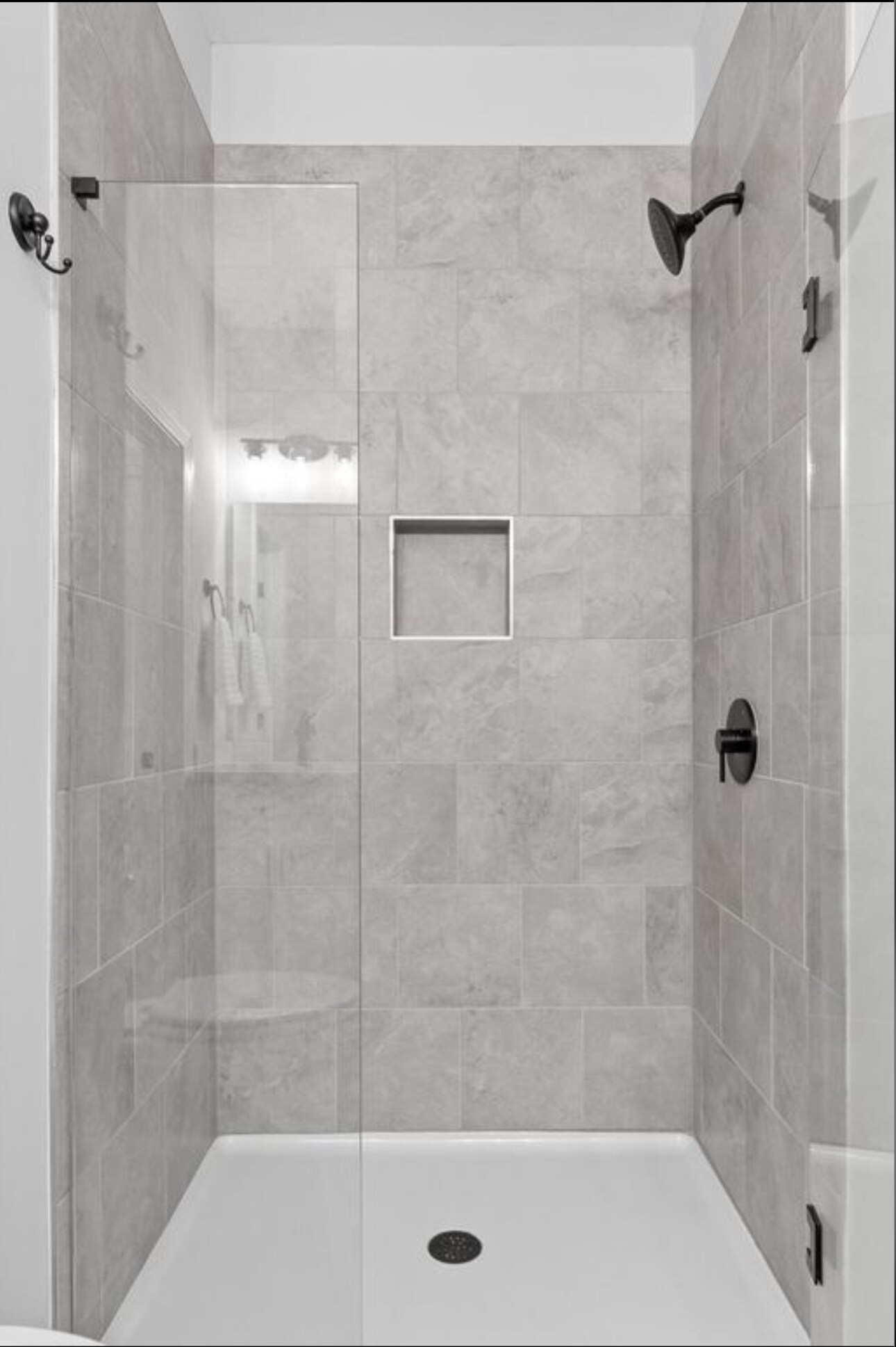 Building Photo - 126 E 19th St