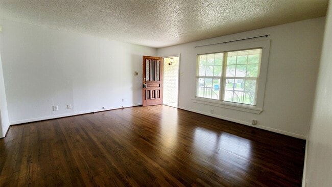 Building Photo - 2414 Wilton Ave