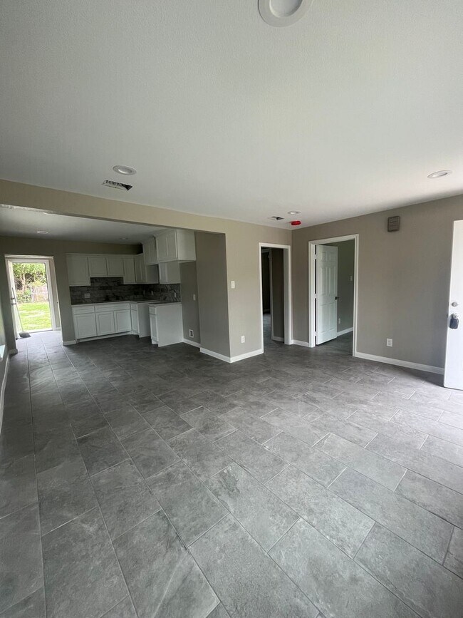 Building Photo - Beautifully Renovated 2 Bedroom Home for Lease