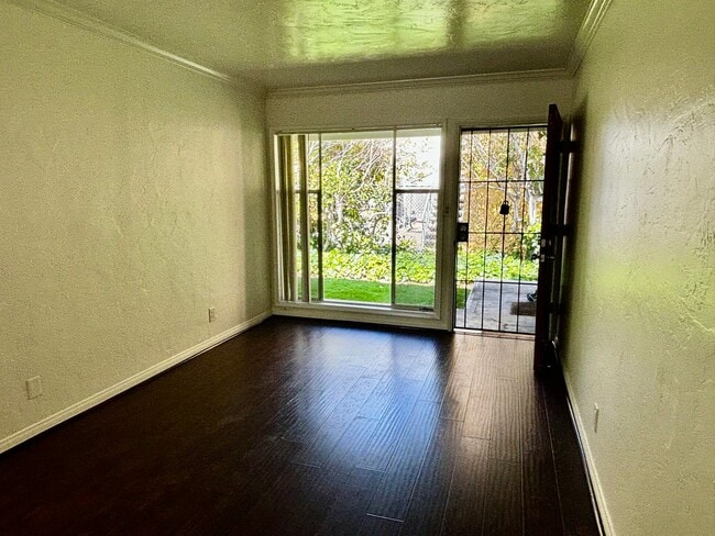 Building Photo - 1 Bed/1 Bath Pacific Beach