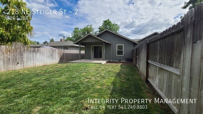 Building Photo - 218 NE Steiger St