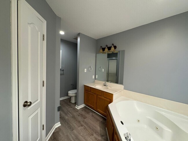 Building Photo - 2603 Oakfield Dr