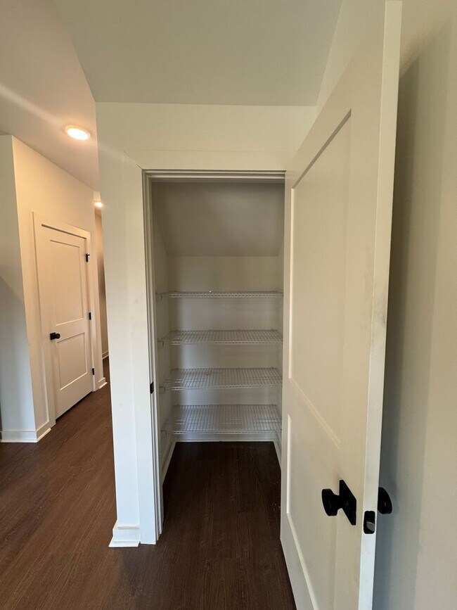 Building Photo - Move-In Special!! 1/2 Off First Month's Rent!!