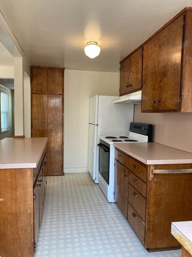 Building Photo - Campus House ~ 3 bedroom, 2 bath