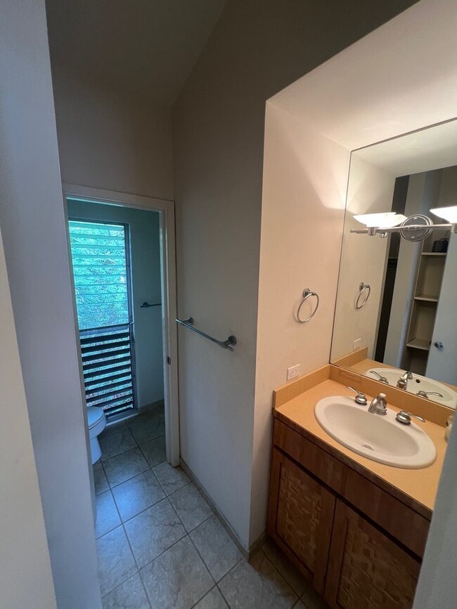 Building Photo - 1 Bed/2 Bath Condo in downtown Kona (furnished)