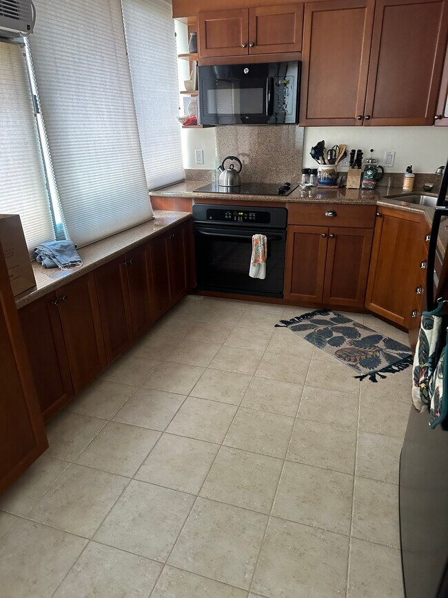 Building Photo - 343 Hobron Ln