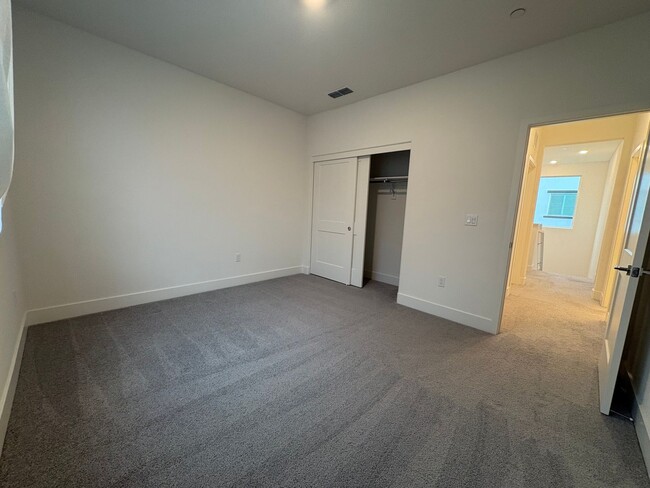 Building Photo - Beautiful 4 Bedroom 2.5 bath Home In Oakley with Solar