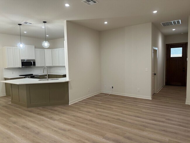 Building Photo - 2-bedroom 2 bath luxury apartment housing