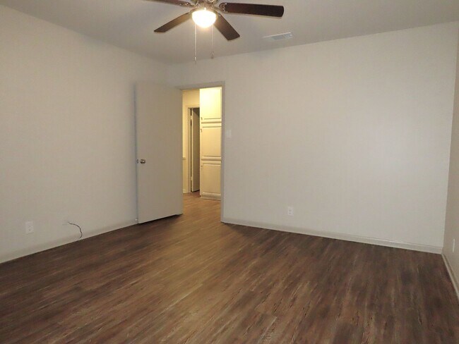 Building Photo - Remodeled in 2024! Gorgeous 3 Bdrm., 2 Bath Duplex in Whitehouse ISD!
