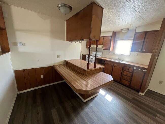 Building Photo - Low Traffic Street-Small Pet Family Member...