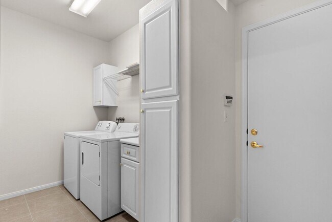 Building Photo - Beautiful 2 Bed 2 Bath ground floor condo in Guard Gated Green Valley Community. 1 Car garage!