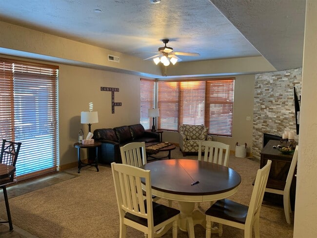 Building Photo - 6010 N Fox Pointe Cir
