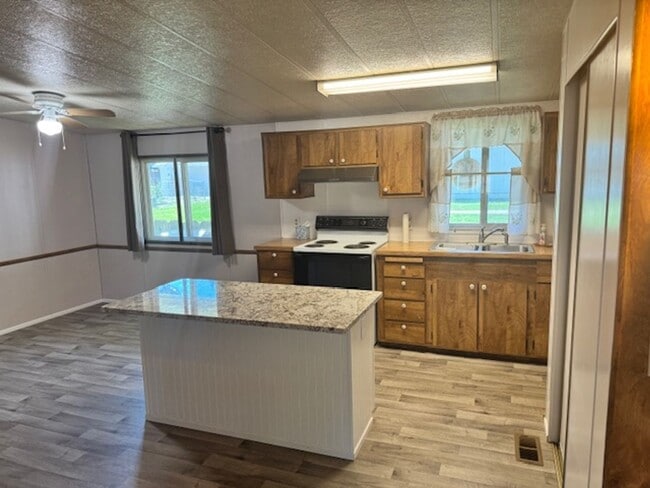 Building Photo - RARE FIND AVAILABLE NOW HOME IN ROGUE RIVER