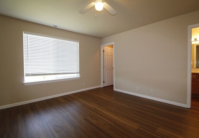 Building Photo - Charming 3-Bedroom townhouse with Garage &...