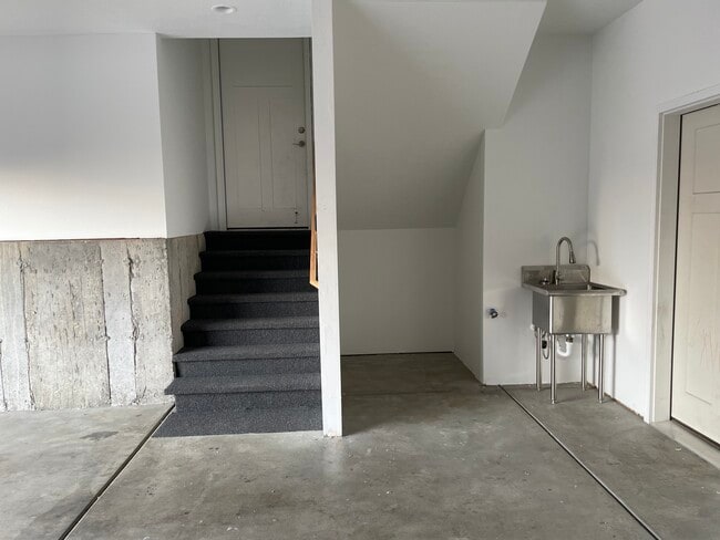 Building Photo - 865 S Aspen Wy