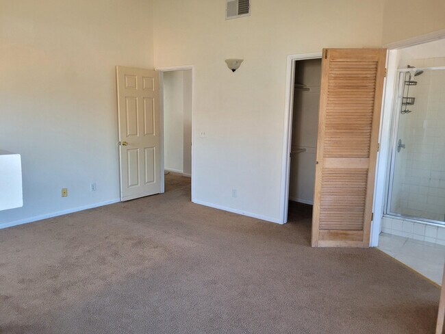 Building Photo - 433 E Ave