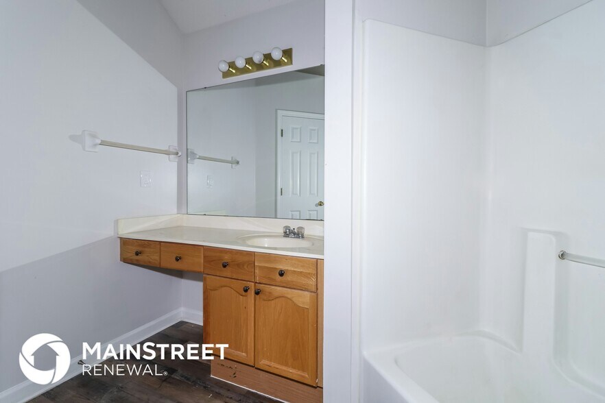 Building Photo - 7068 Kings Crown Dr