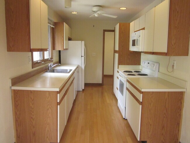 Building Photo - 690 Forest Rd