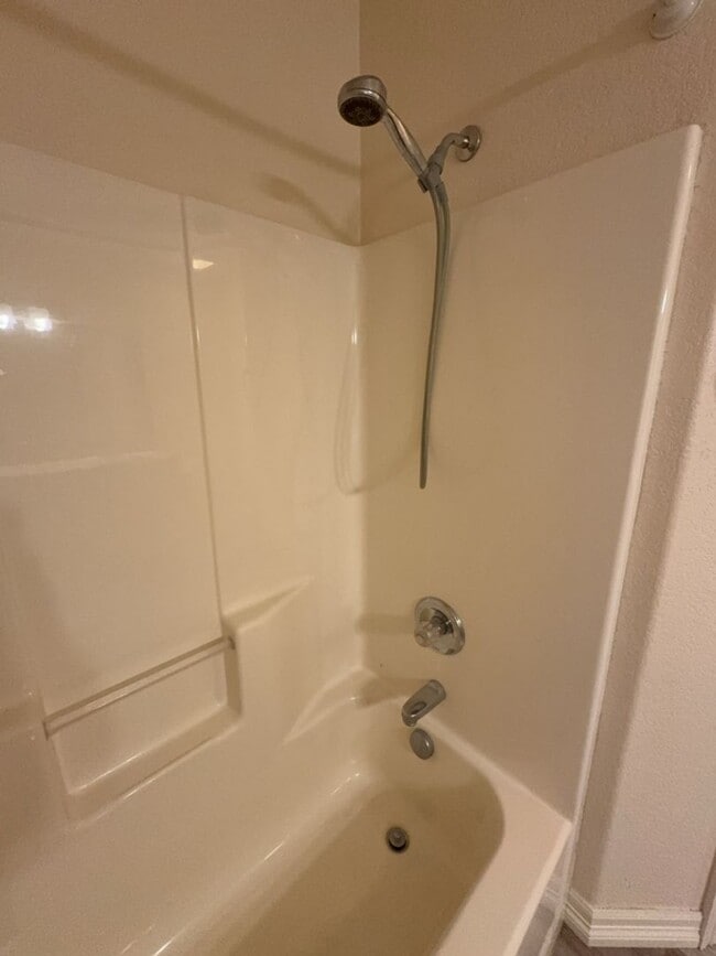 Building Photo - Spacious 3 Bed, 2.5 Bath Home with Oversiz...