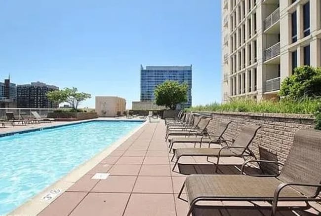 Building Photo - Stylish South Loop 1 Bed, 1 Bath w/ Pool, Elevator, Party Room + Extra Storage