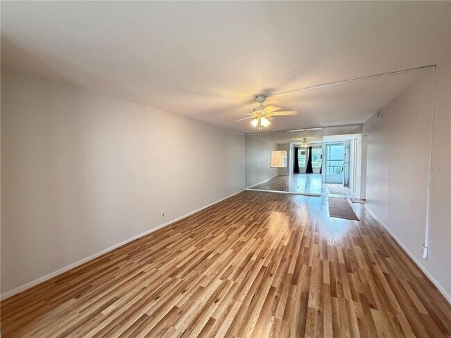 Building Photo - 333 N Lake Howard Dr