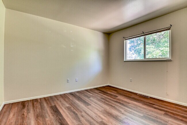 Building Photo - Fantic Home In Villege Seven For Rent