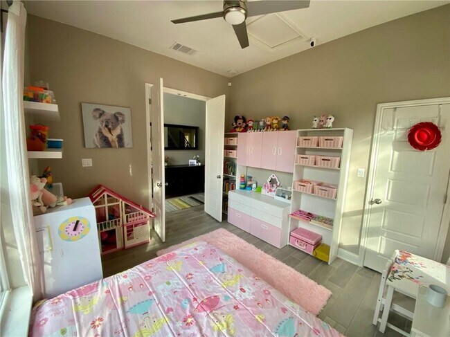 Building Photo - 402 Parkwest Cove