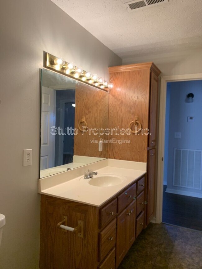 Building Photo - 404 Jackson Ave